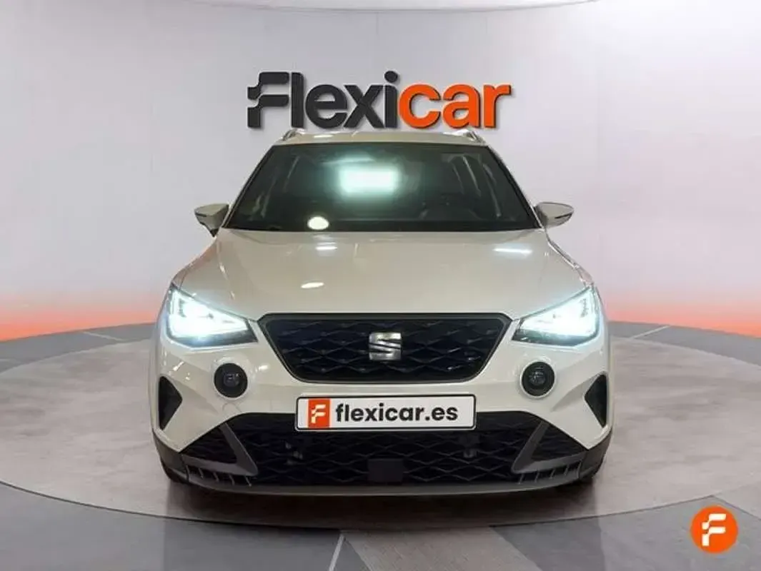 Usado Seat Arona Xperience 110 CV (80 kW) 2023 Blanco SUV