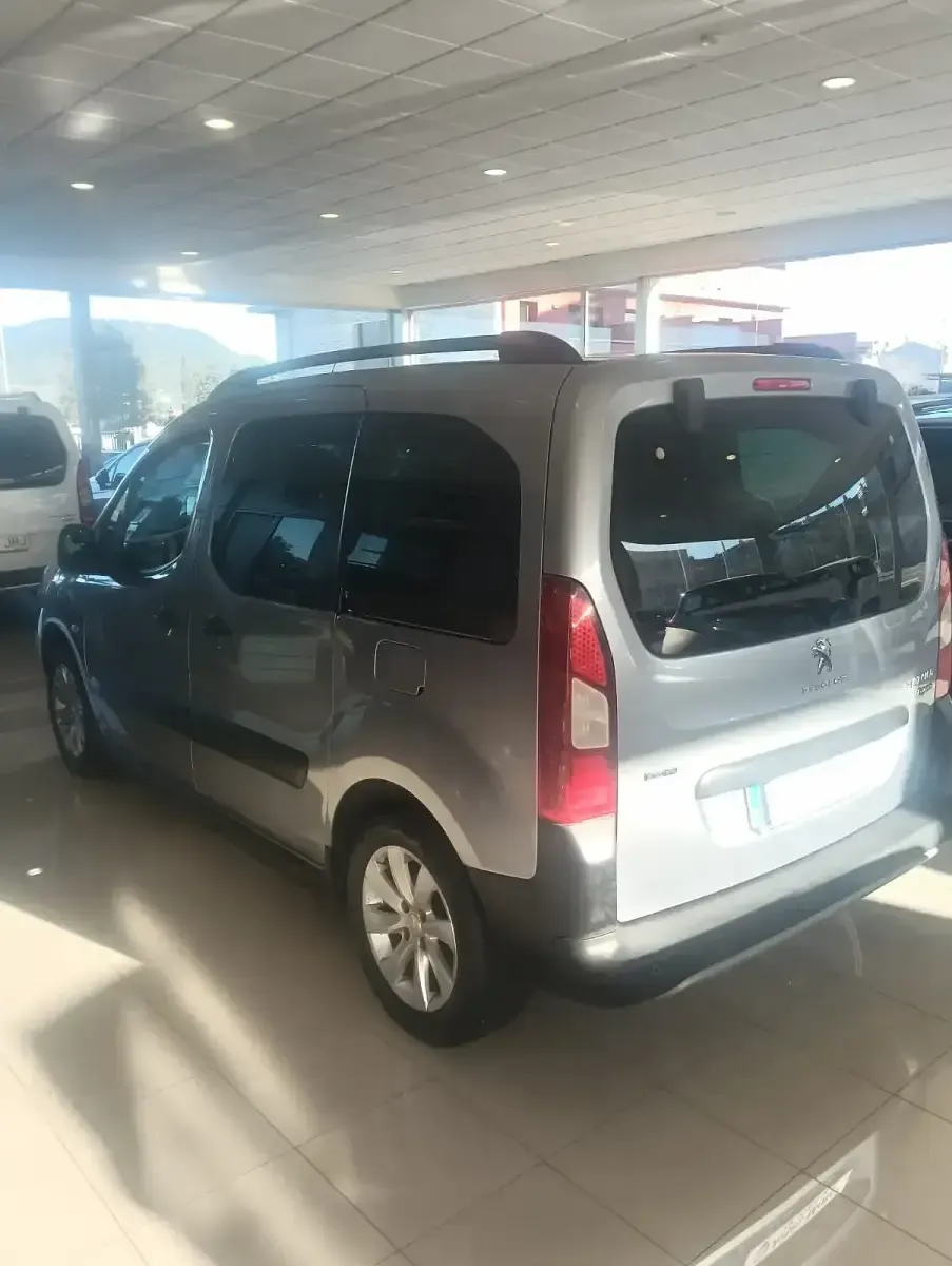 Usado Peugeot Partner Tepee 110 CV (80 kW) 2018 Gris Monovolumen