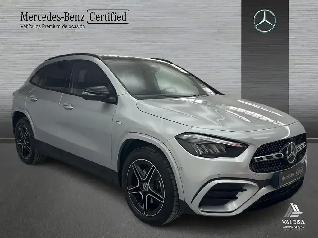 Usado Mercedes GLA250 AMG line 218 CV (160 kW) 2025 Gris / plateado SUV
