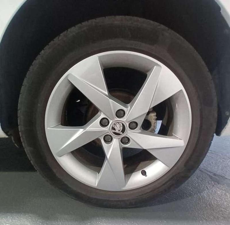 Usado Skoda Kamiq Ambition 110 CV (80 kW) 2023 Blanco SUV