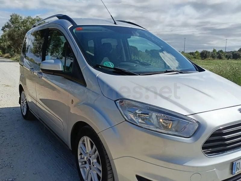 Usado Ford Tourneo Courier Trend 100 CV (73 kW) 2017 Blanco Monovolumen