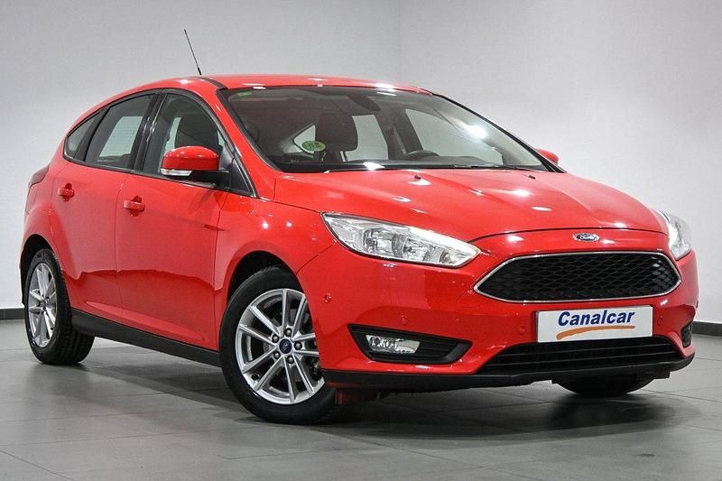 Usado Ford Focus Trend 125 CV (91 kW) 2017 Rojo Berlina