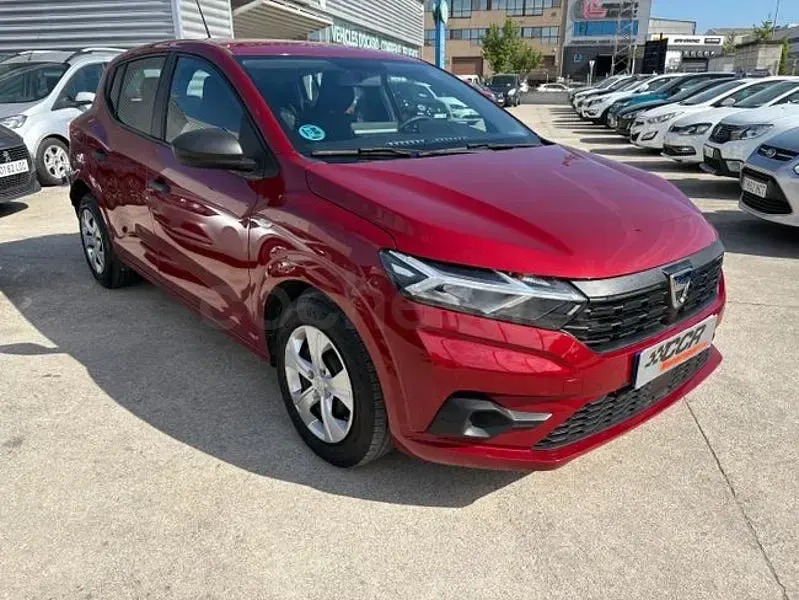 Usado Dacia Sandero Comfort 91 CV (66 kW) 2022 Granate Berlina