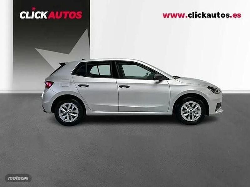 Usado Skoda Fabia Essence 95 CV (69 kW) 2025 Plateado Berlina