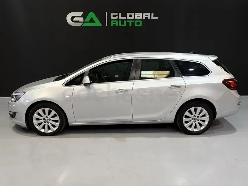 Usado Opel Astra Excellence 140 CV (102 kW) 2013 Gris / plata Familiar