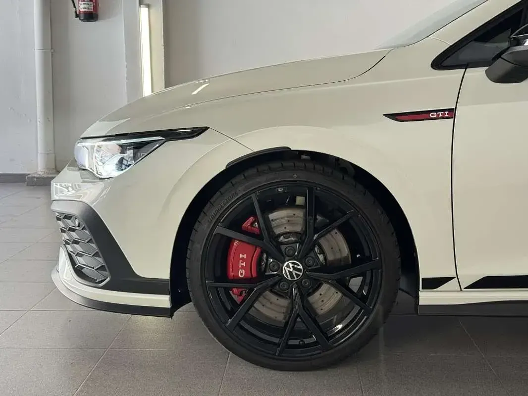 Usado VW Golf VIII GTI 300 CV (220 kW) 2023 Blanco Utilitario