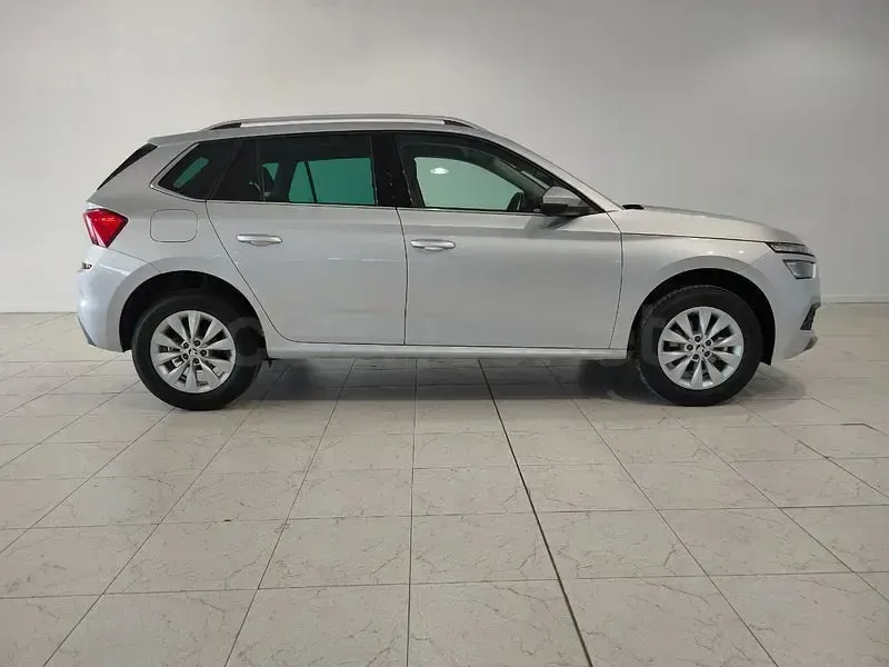 Usado Skoda Kamiq Selection 115 CV (84 kW) 2025 Gris / plata SUV