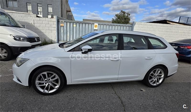 Usado Seat Leon ST Style 105 CV (77 kW) 2013 Blanco Familiar
