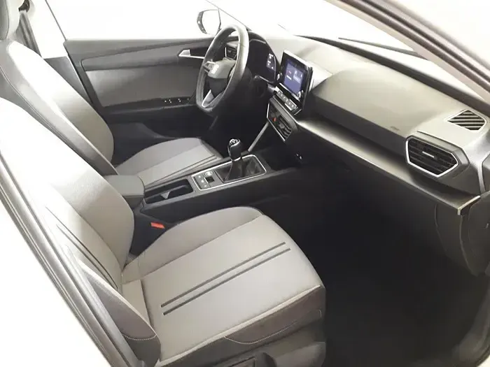 Usado Seat Leon Style 115 HP (84 kW) 2023 Branco Sedan