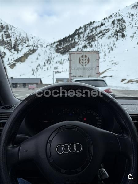 Usado Audi A3 Ambiente 110 CV (80 kW) 1999 Negro Utilitario