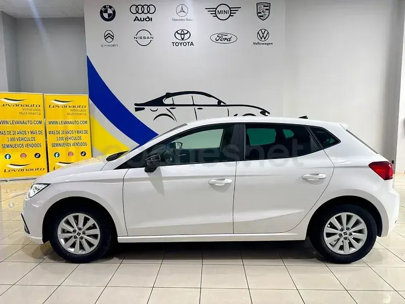 Usado Seat Ibiza Style Plus 110 CV (80 kW) 2022 Blanco Utilitario