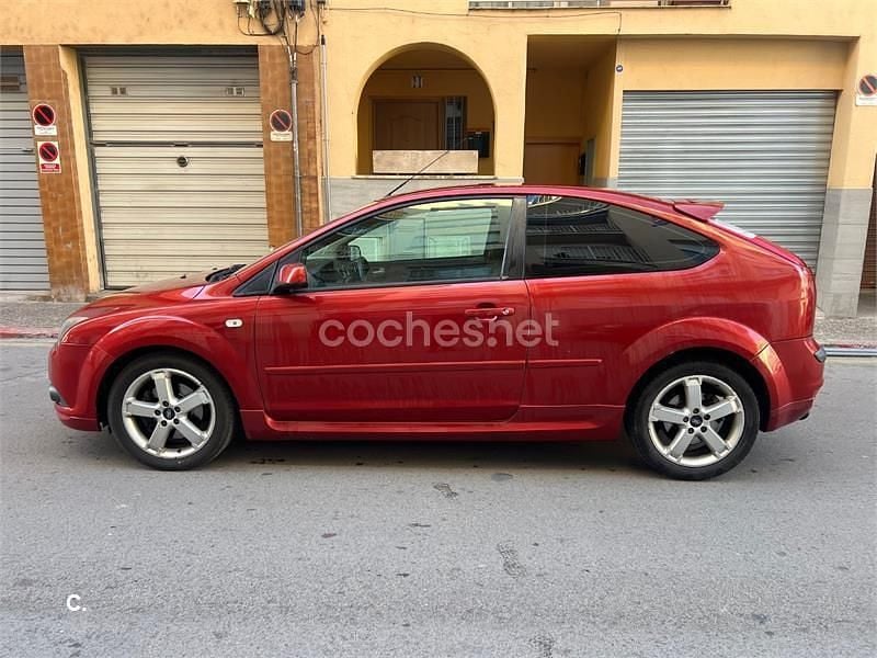 Usado Ford Focus Trend 115 CV (84 kW) 2007 Rojo Berlina