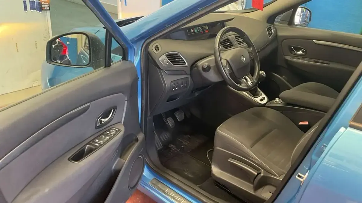 Usado Renault Scénic III LIMITED 131 CV (96 kW) 2015 Azul Monovolumen