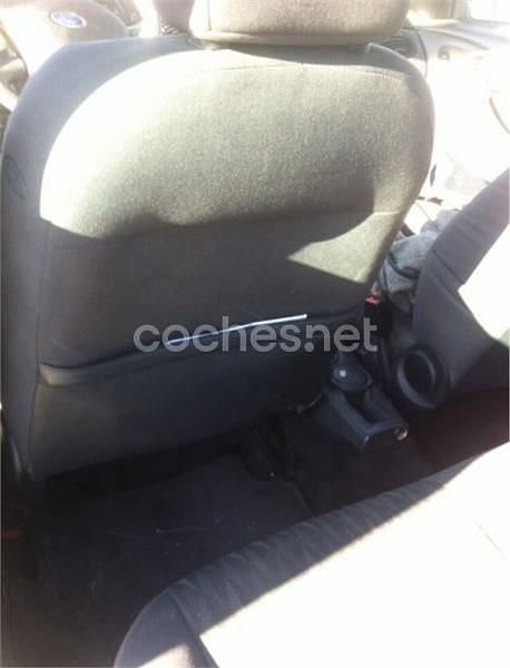 Gris / plata Usado 2003 Ford Focus Trend Berlina | 3200 € (Un poco caro) - Imagen 1/1
