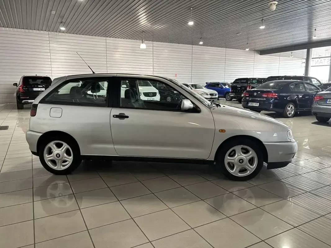 Usado Seat Ibiza 110 CV (80 kW) 1998 Gris Utilitario