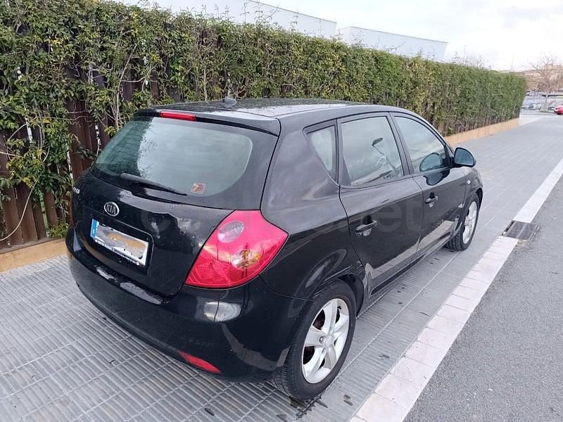 Usado Kia Ceed Active 115 CV (84 kW) 2008 Negro Utilitario