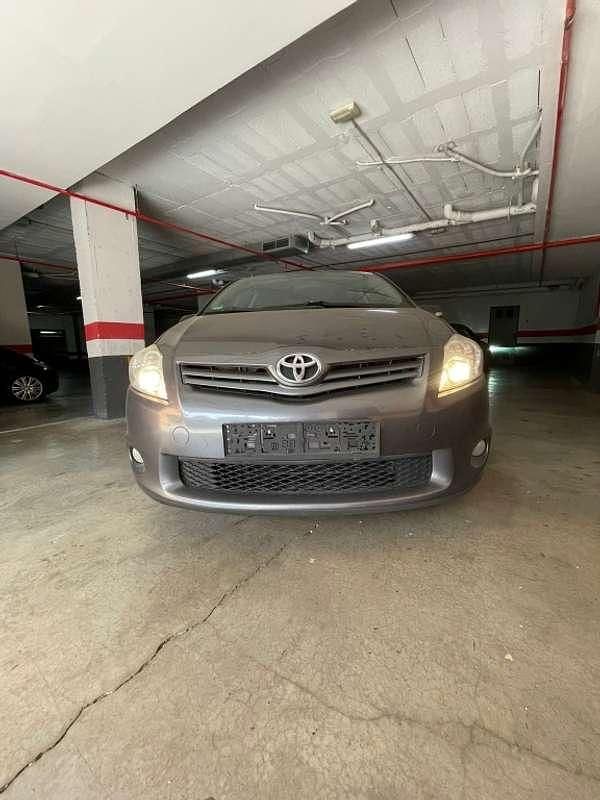 Usado Toyota Auris Active 90 CV (66 kW) 2010 Gris Utilitario