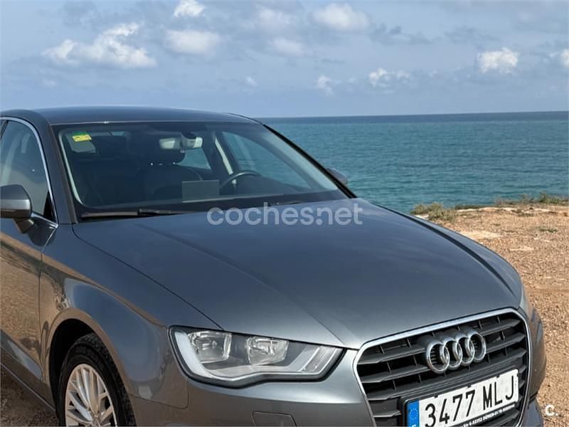 Usado Audi A3 Attraction 110 CV (80 kW) 2015 Gris / plata Berlina