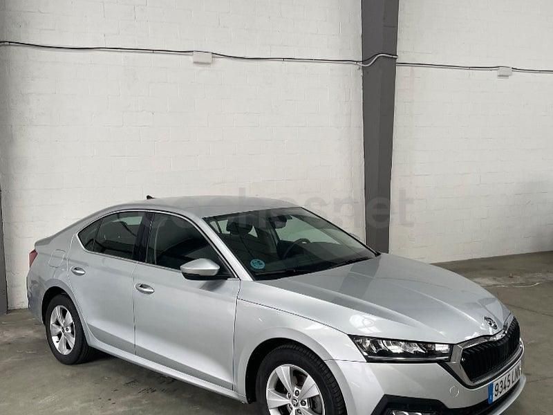 Usado Skoda Octavia Ambition 115 CV (84 kW) 2021 Gris / plata Berlina