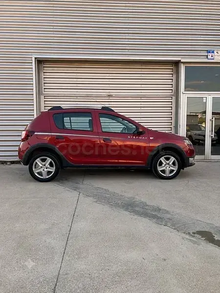 Usado Dacia Sandero Stepway 90 CV (66 kW) 2015 Granate Berlina