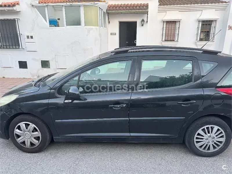 Usado Peugeot 207 95 CV (69 kW) 2009 Negro Familiar