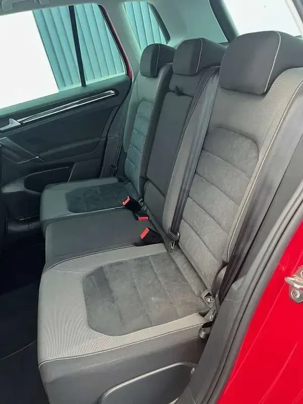Usado VW Golf Sportsvan Advance 125 CV (91 kW) 2017 Rojo Monovolumen