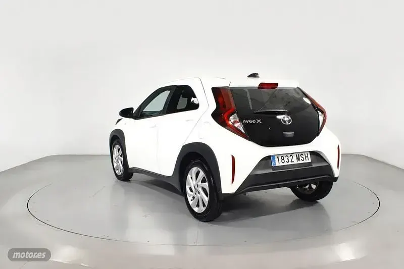 Usado Toyota Aygo X Play 72 CV (52 kW) 2025 Blanco SUV