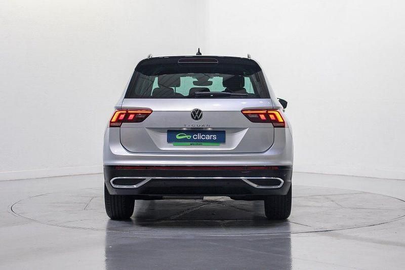 Usado VW Tiguan Sport 123 CV (90 kW) 2022 Gris / plata SUV
