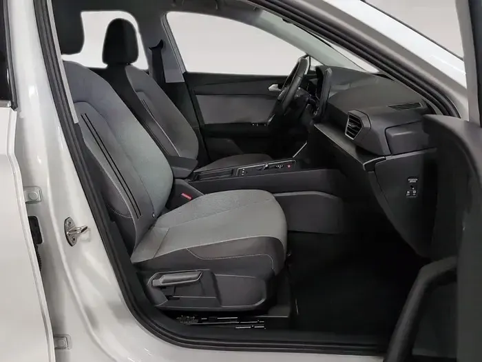 Usado Seat Leon Style 116 HP (85 kW) 2025 Branco Carrinha