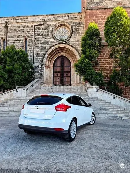 Usado Ford Focus Trend 95 CV (69 kW) 2015 Blanco Berlina