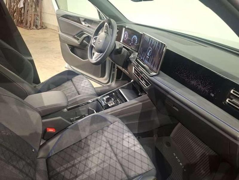 Usado VW Tiguan R-line 204 CV (150 kW) 2025 Plateado SUV