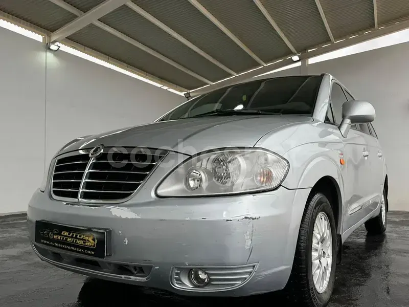 Usado SsangYong Rodius Limited 165 CV (121 kW) 2011 Gris / plata Monovolumen