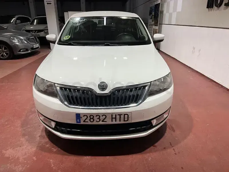 Usado Skoda Rapid Active 105 CV (77 kW) 2013 Blanco Utilitario