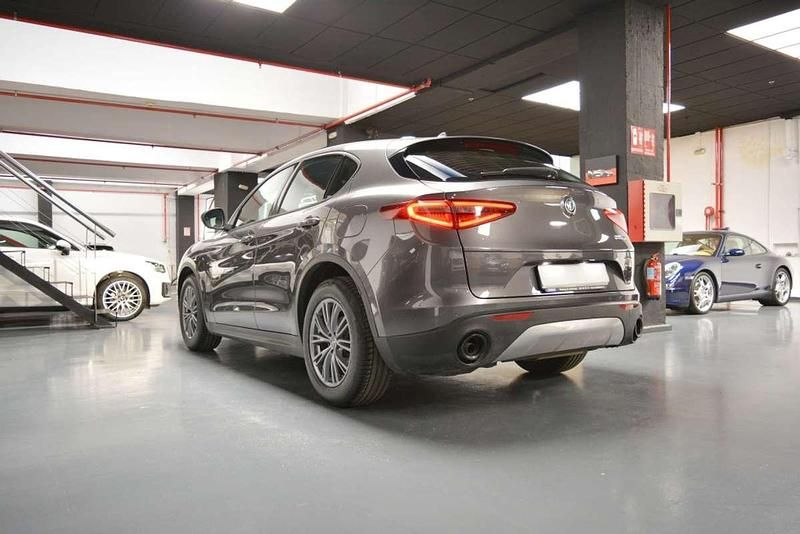 Usado Alfa Romeo Stelvio Super 160 CV (117 kW) 2022 Gris / plata SUV