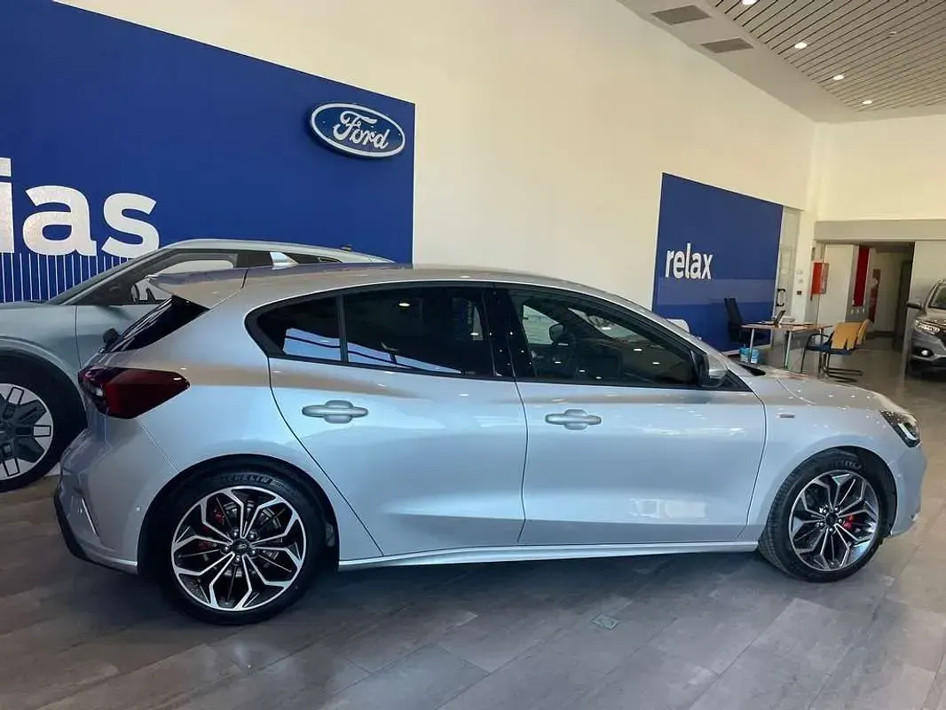 Usado Ford Focus ST-Line X 125 CV (91 kW) 2023 Plateado Utilitario