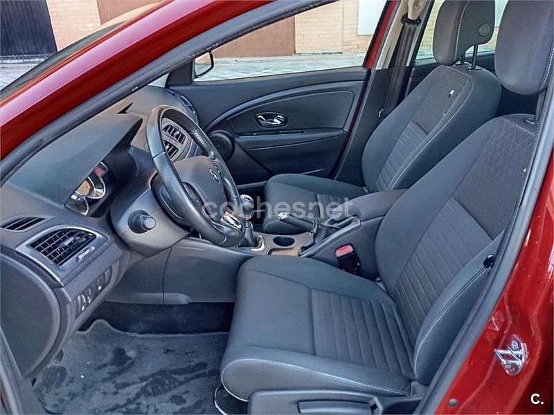 Usado Renault Mégane LIMITED 95 CV (69 kW) 2015 Granate Berlina