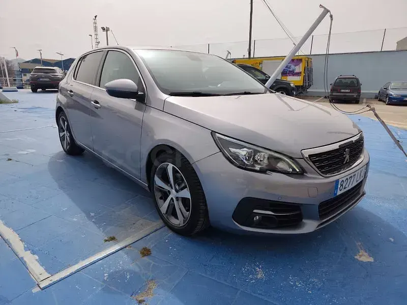 Usado Peugeot 308 Allure 130 CV (95 kW) 2021 Gris / plata Berlina