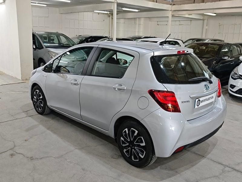 Usado Toyota Yaris Hybrid City 100 CV (73 kW) 2015 Gris / plata Berlina