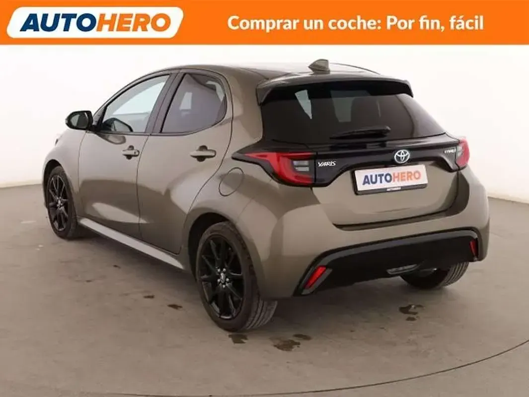 Usado Toyota Yaris Hybrid Style 116 CV (85 kW) 2022 Verde Berlina