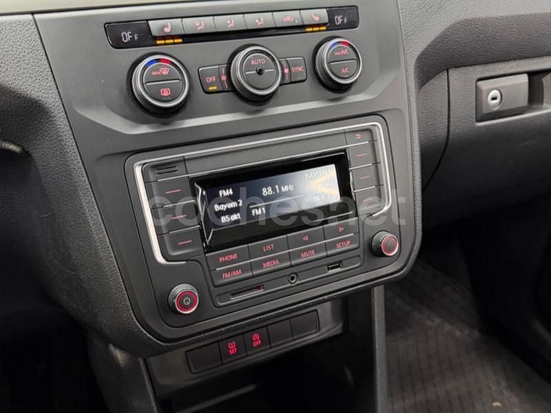 Usado VW Caddy Trendline 102 CV (75 kW) 2016 Gris / plata Monovolumen