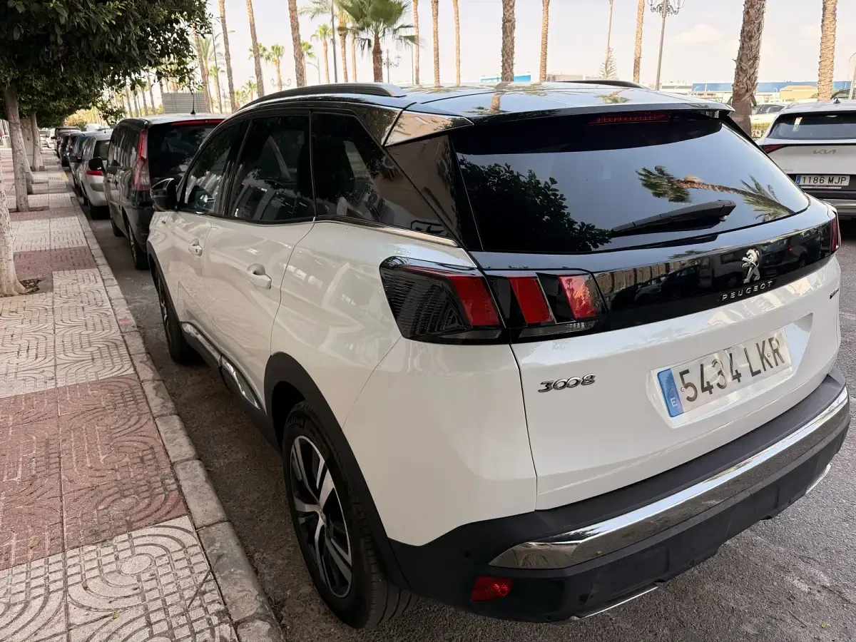 Usado Peugeot 3008 GT-line 130 CV (95 kW) 2020 Blanco SUV