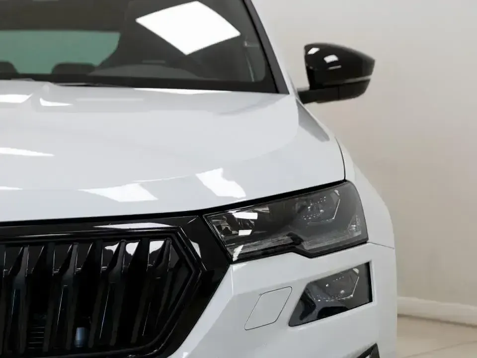 Usado Skoda Karoq SportLine 150 CV (110 kW) 2025 Blanco SUV