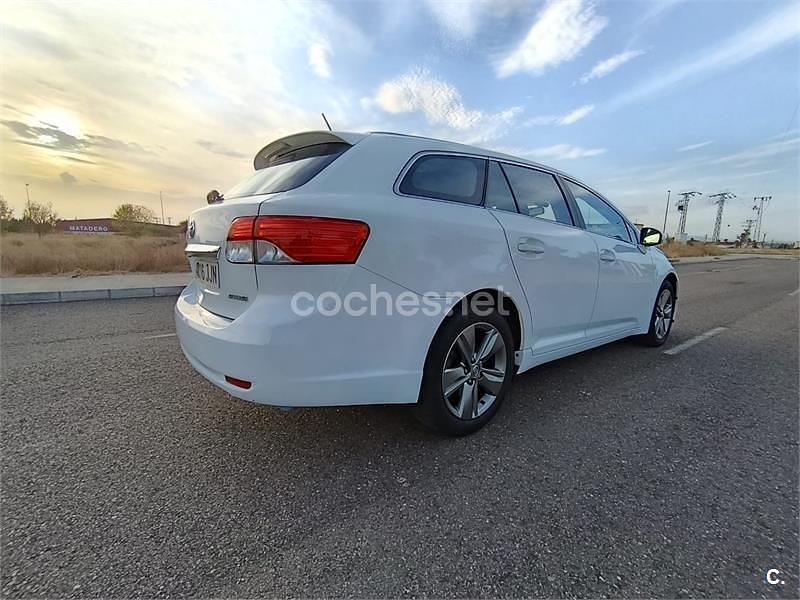 Usado Toyota Avensis Advance 124 CV (91 kW) 2015 Blanco Familiar