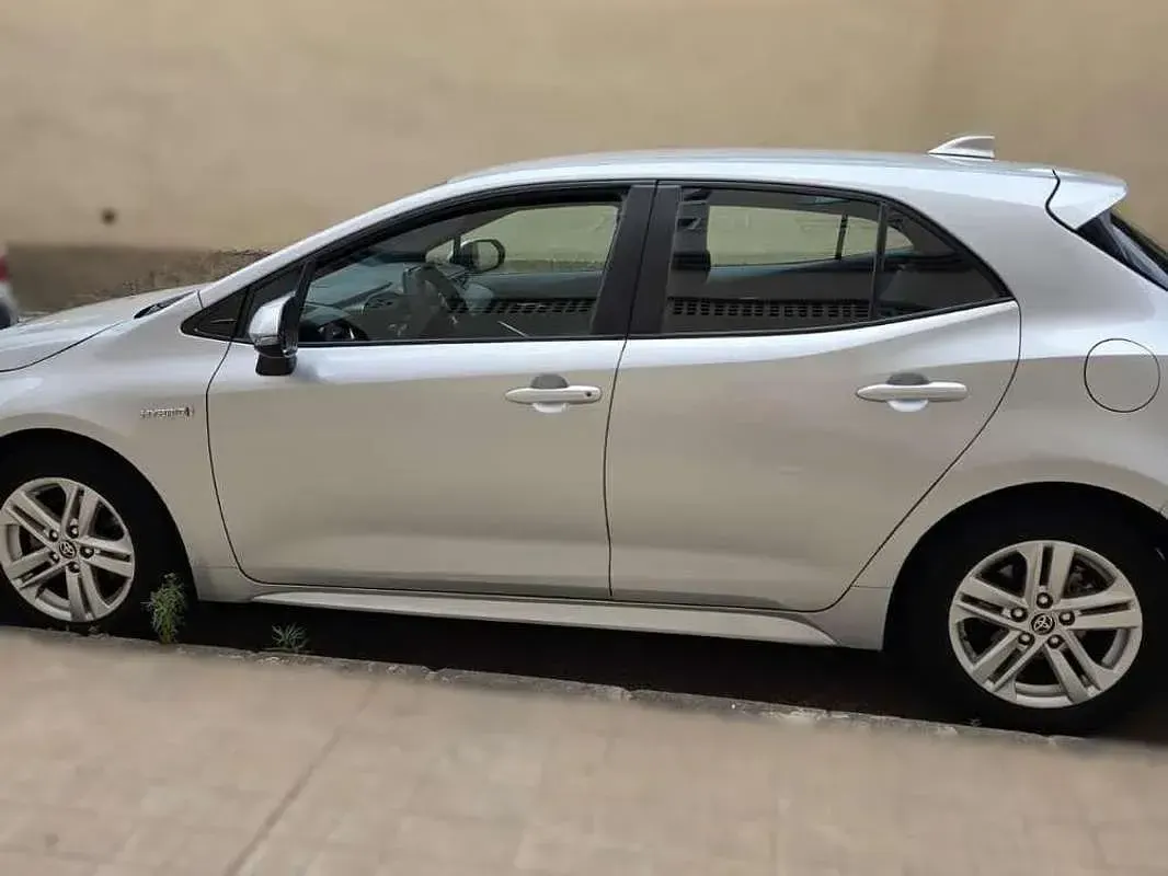 Usado Toyota Corolla Business Edition 98 CV (72 kW) 2021 Gris Berlina