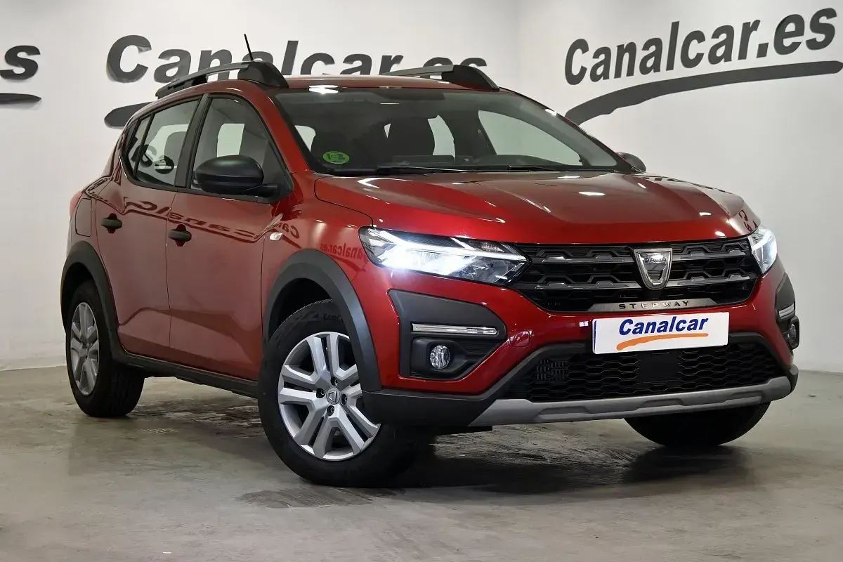 Usado Dacia Sandero Stepway 91 CV (66 kW) 2022 Rojo cereza Utilitario