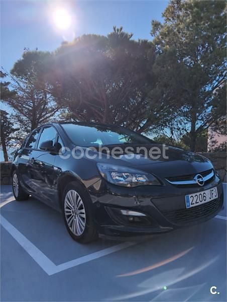 Usado Opel Astra Selective 115 CV (84 kW) 2015 Negro Berlina