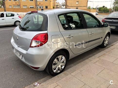 Usado Renault Clio II Authentique 75 CV (55 kW) 2010 Gris / plata Berlina