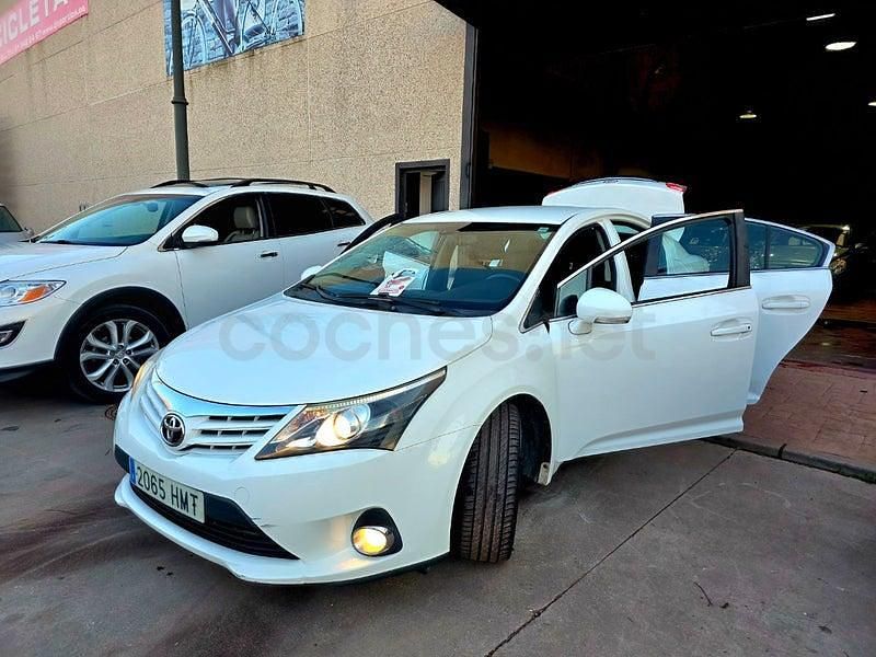 Usado Toyota Avensis Comfort 124 CV (91 kW) 2013 Blanco Berlina