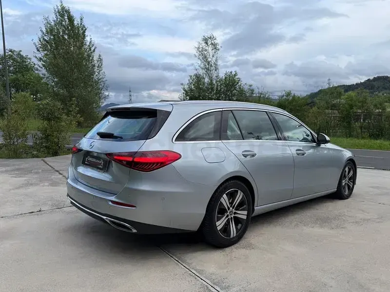 Usado Mercedes C220 200 CV (147 kW) 2022 Gris / plata Familiar