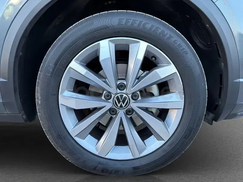Usado VW T-Roc Advance 110 CV (80 kW) 2022 Gris / plata SUV